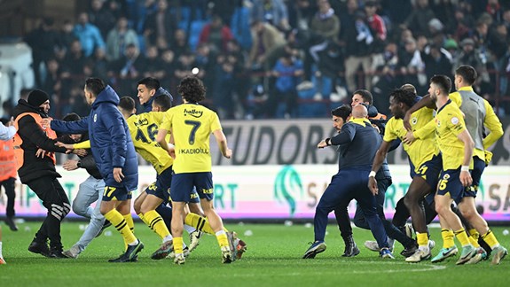 Haos după fluierul final – Încăierare pe gazon între fanii Trabzonspor și jucătorii Fenerbahce
