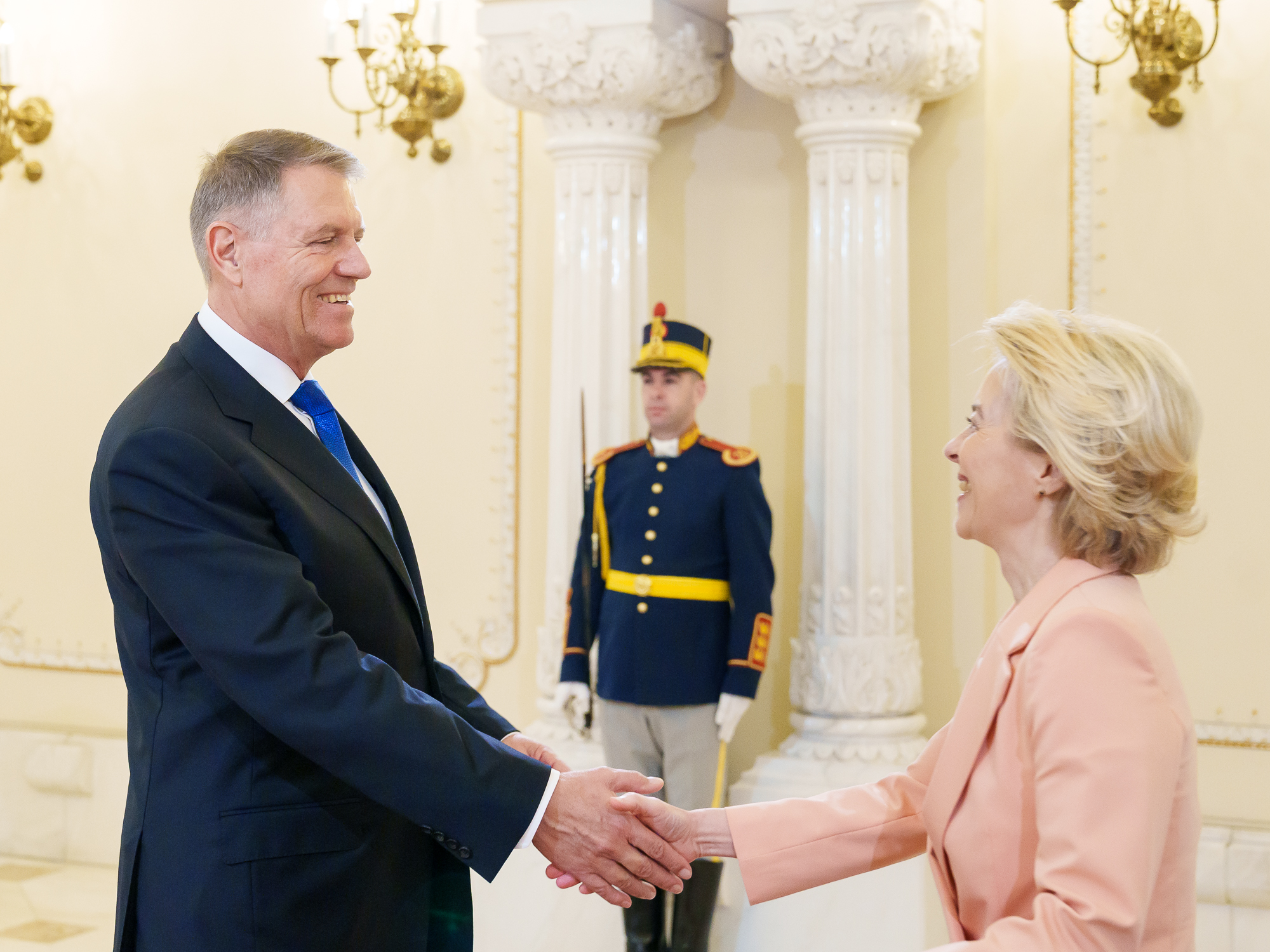  Lumina și umbre în politica europeană: Klaus Iohannis, între contestații interne și laude europene