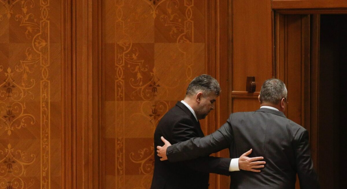 Politicienii, acuzați de subminarea democrației prin adoptarea tacită a proiectului de lege