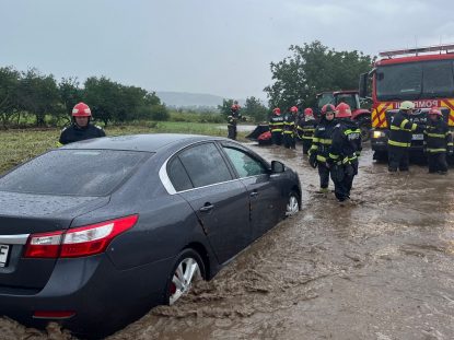Tragedie evitată la Vâlcănești –  Mașini luate de viitură