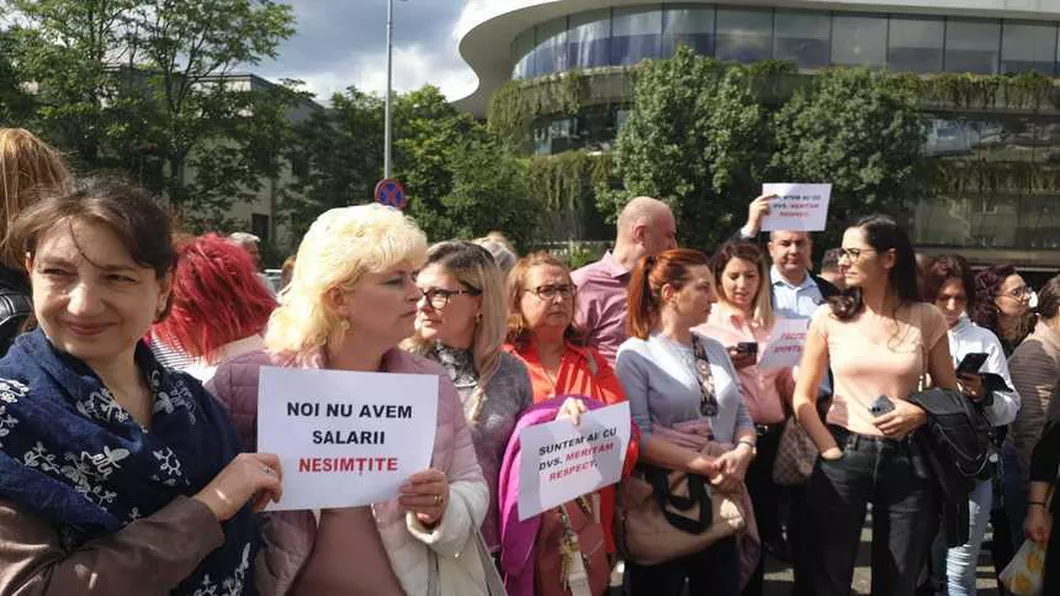 Protest spontan al funcționarilor publici din Senat – Cerințe pentru creșteri salariale