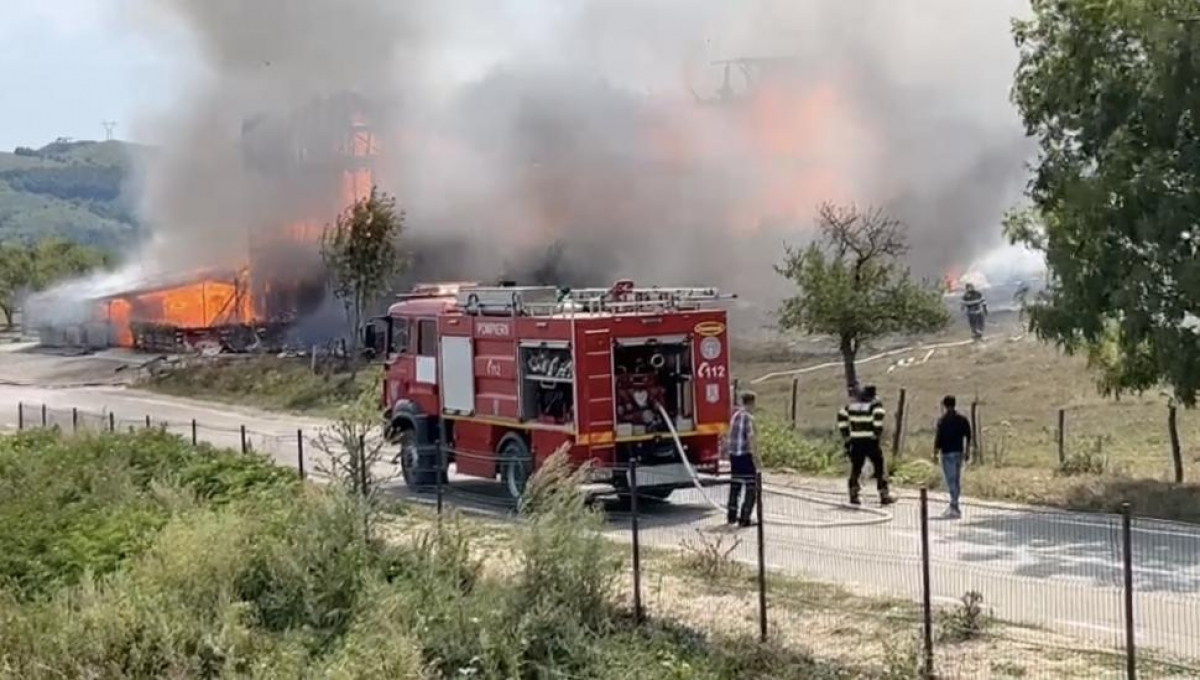 Un număr mare de pompieri acţionează pentru stingerea unui incendiu la Somerset House, din centrul Londrei