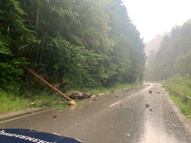 Un pârâu a ieșit din matcă în județul Tulcea. Două mașini, blocate pe un drum național
