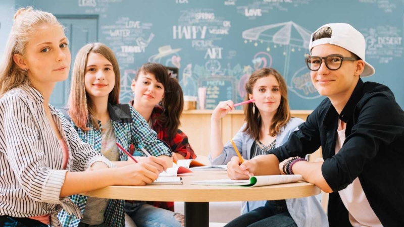 Adolescenții români, printre cei mai fericiți din Europa