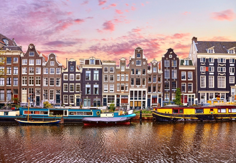 Activişti ecologişti au blocat acostarea unei nave de croazieră la Amsterdam