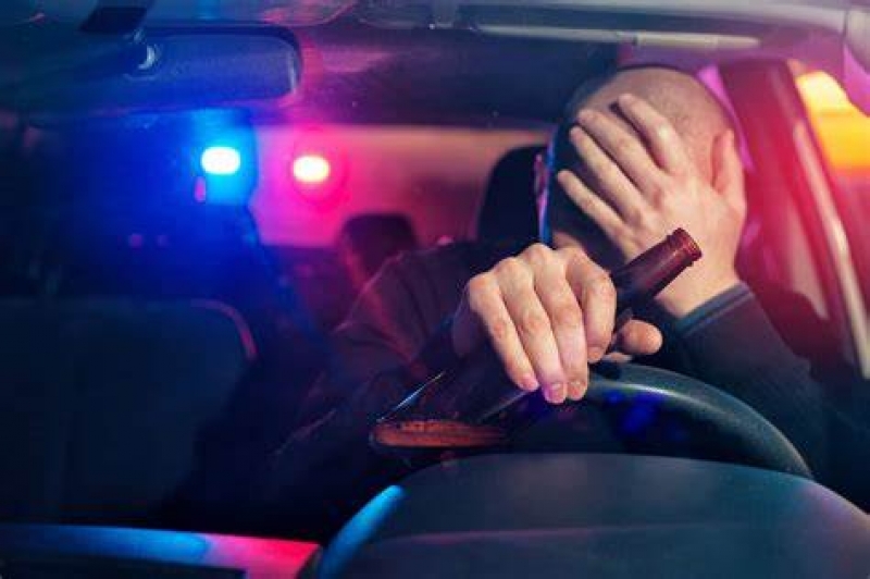 Şofer beat, prins conducând cu viteză triplă faţă de cea legală, pe o stradă din oraşul Ghimbav
