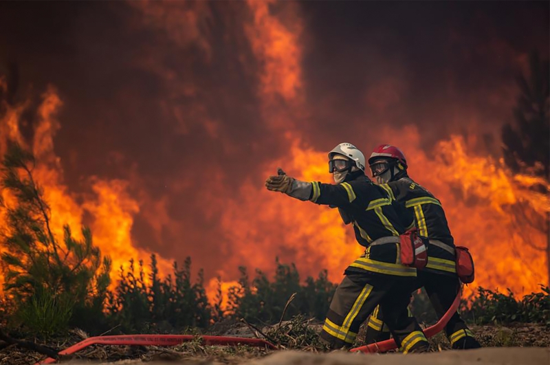 ISU Dâmboviţa intervine în mai multe localităţi pentru stingerea unor incendii de vegetaţie uscată