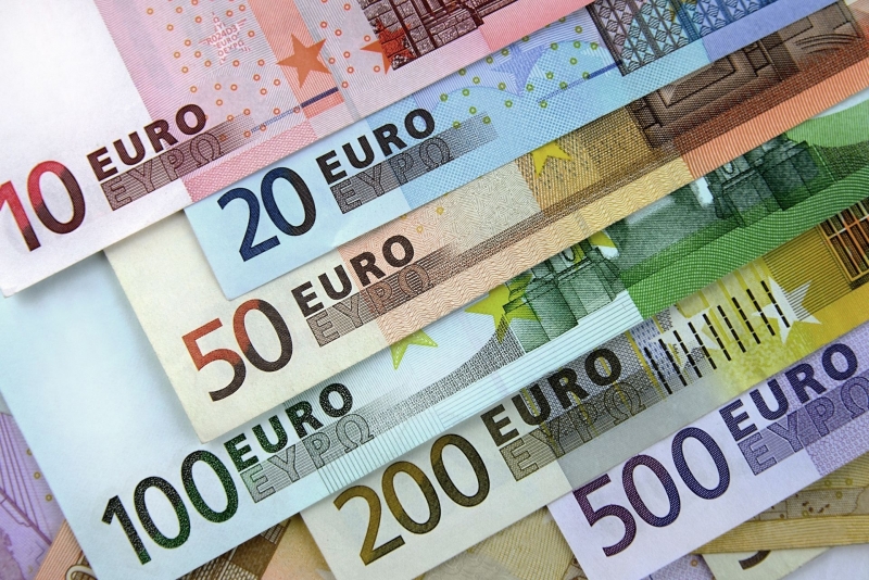 Leul s-a apreciat în raport cu euro şi a scăzut faţă de dolarul american