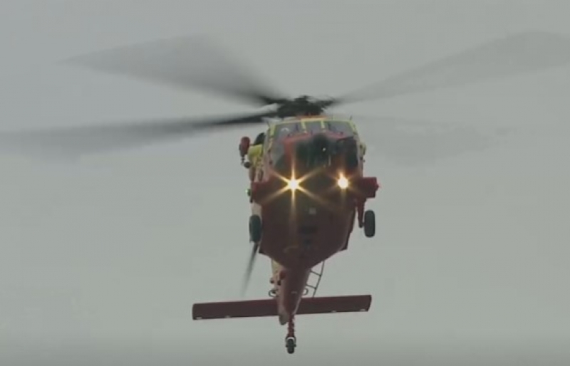 Două elicoptere Black Hawk intervin pentru stingerea incendiilor forestiere din Prahova și Vâlcea