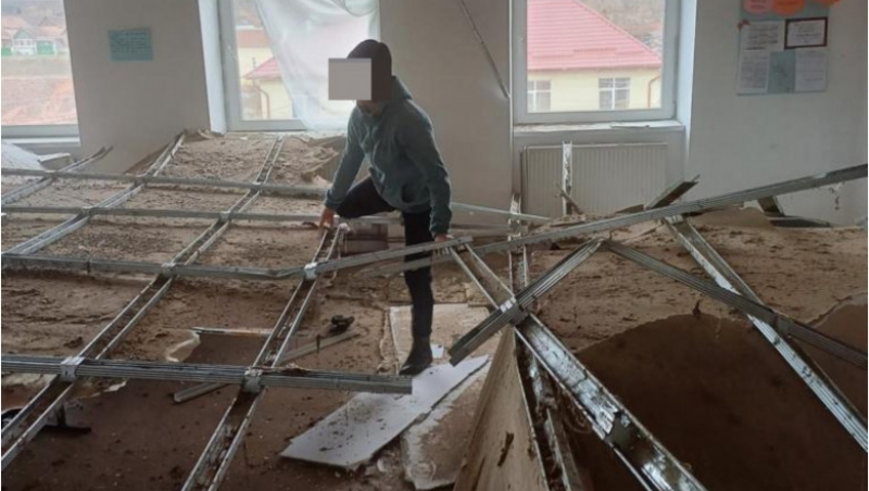 Bărbat mort după ce a fost prins sub un tavan care s-a prăbuşit