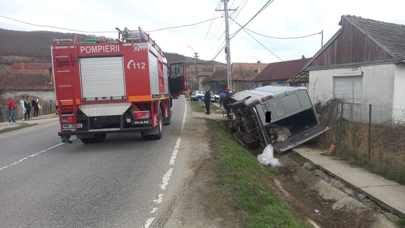 O persoană a decedat în urma accidentului între un microbuz şi un autotren de pe A4; circulaţia a fost reluată