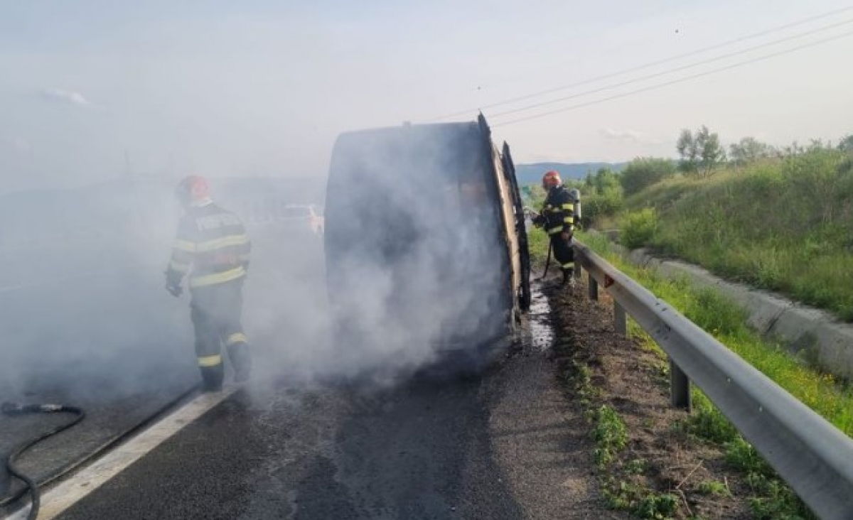 Un microbuz în care se aflau cinci persoane a intrat într-un copac – Două fete au ajuns la spital