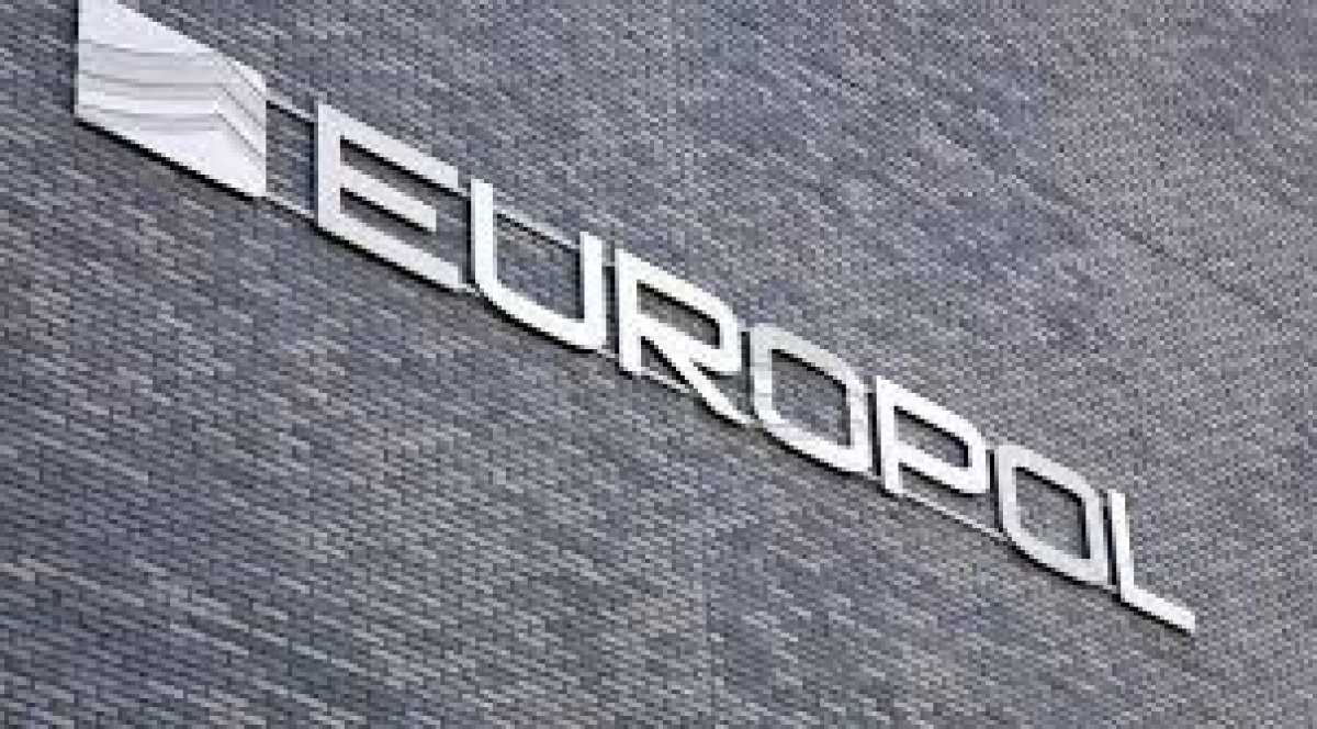 Europol prezintă noua uniformă a polițiștilor: Rupturi, iar banda de cauciuc se descompune