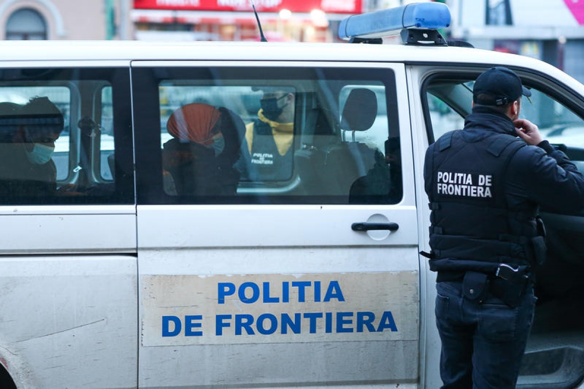 Bunuri contrafăcute în valoare de peste 450.000 lei, descoperite de poliţiştii de frontieră în calele a trei autocare