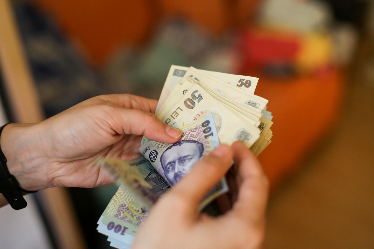Angajaţii ENET Focşani reclamă tăierile de sporuri şi alte drepturi salariale