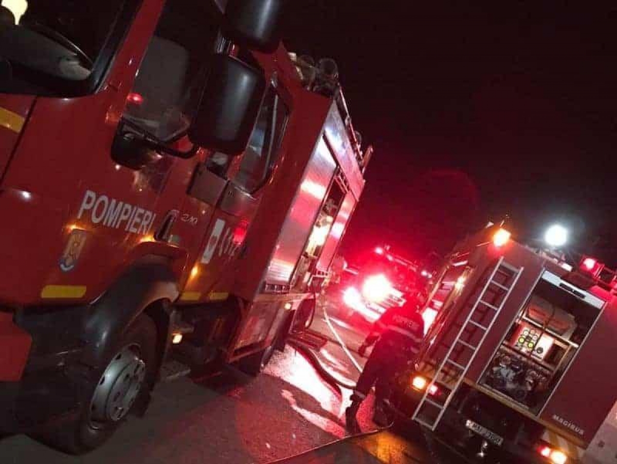 Incendiu in apropierea gării din Cluj-Napoca. Focul a cuprins un vagon dezafectat şi s-a extins la o magazie