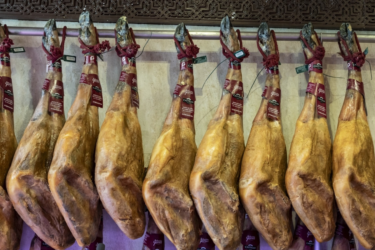 Fitch: Producătorii de carne de porc şi vită riscă să fie retrogradaţi, pe fondul agravării riscurilor climatice