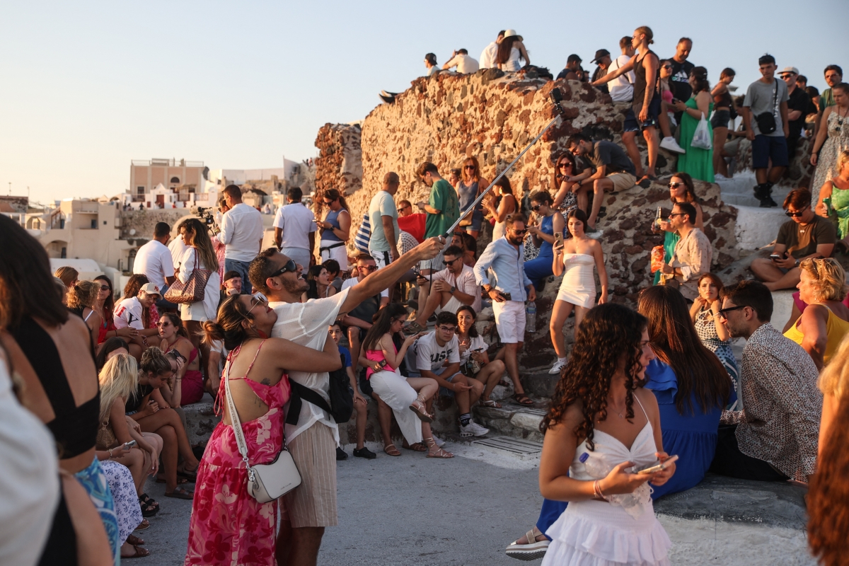 Le-a ajuns și grecilor de atâta turism: primarul din Santorini, una dintre destinațiile preferate ale românilor, lansează un avertisment ferm