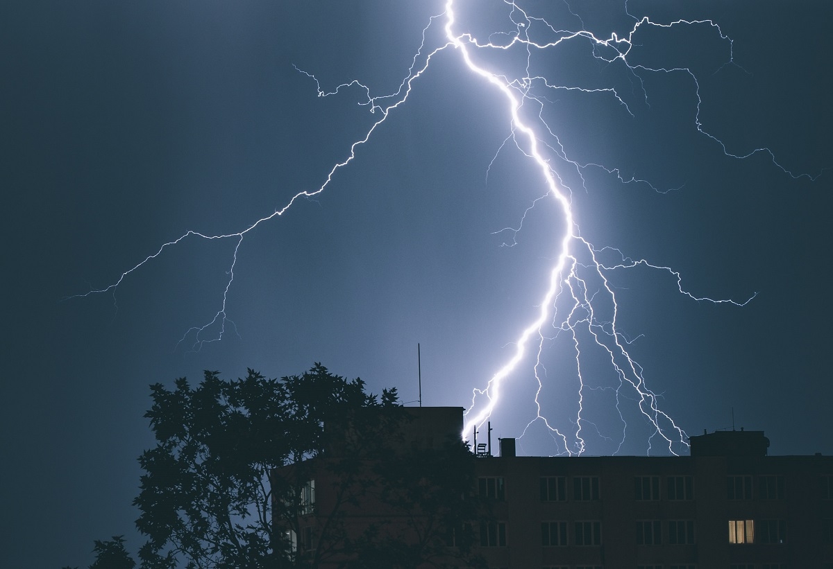Furtunile și vijeliile revin în forță, după o perioadă de temperaturi de foc