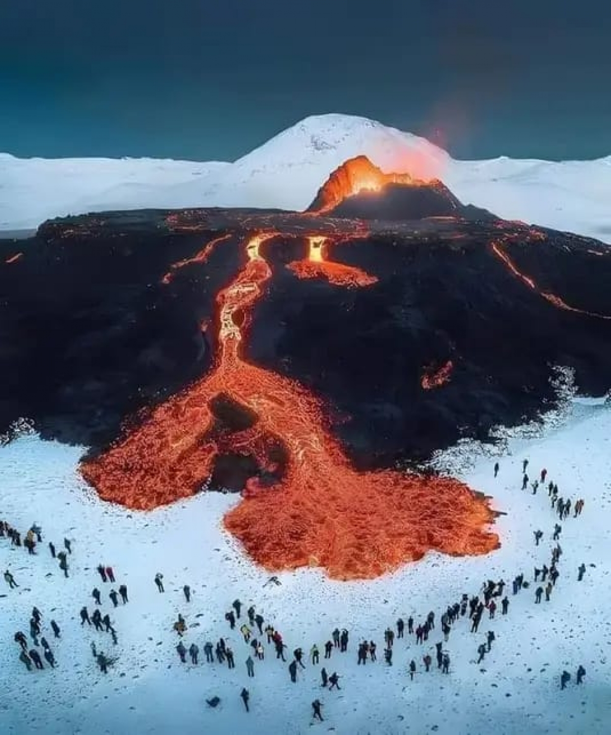 Erupția vulcanului din Islanda ar putea produce o catastrofă ecologică. Un complex spa, evacuat