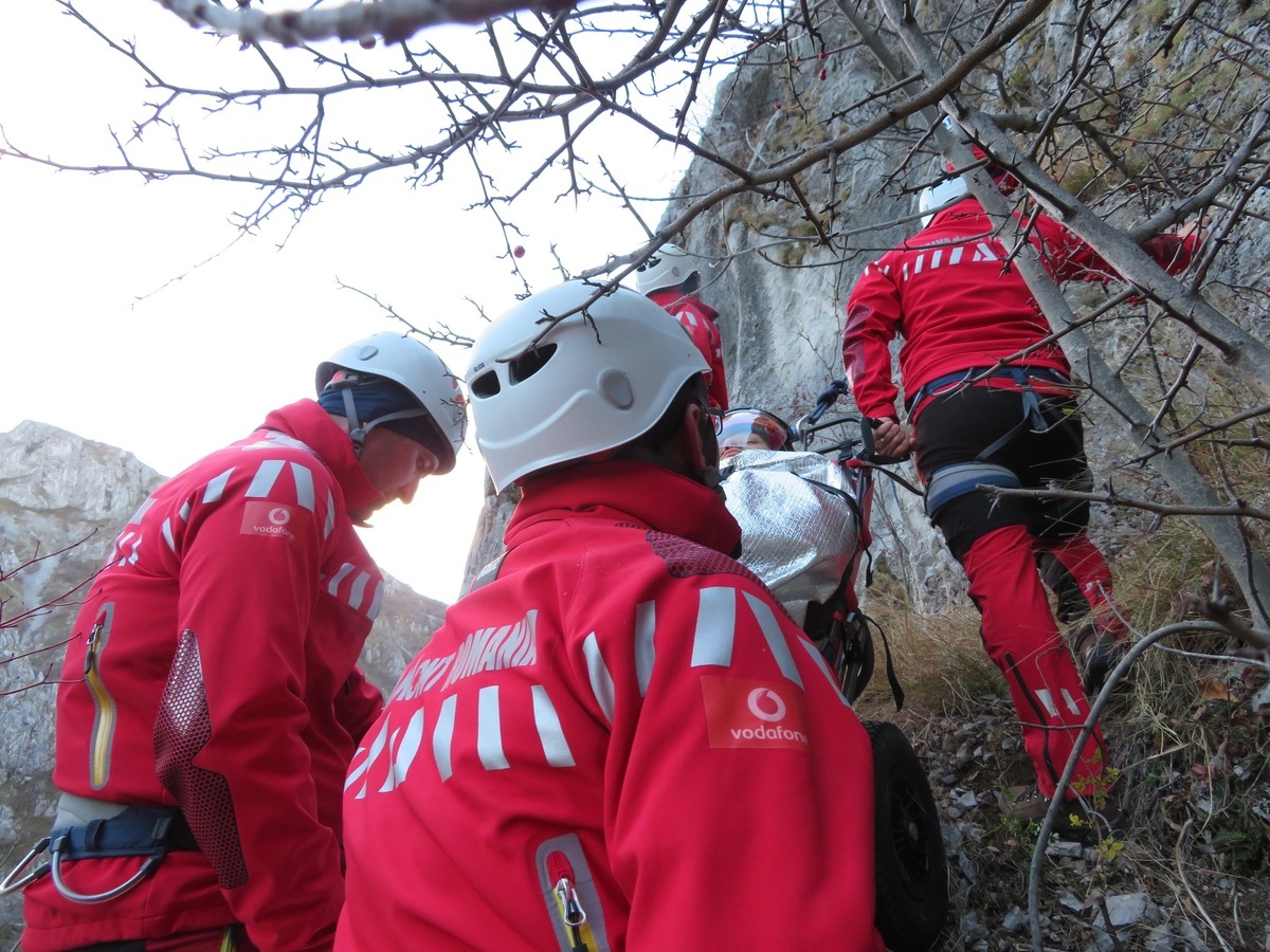 Acţiune complexă a salvamontiştilor pentru recuperarea unei persoane accidentate în Munţii Călimani