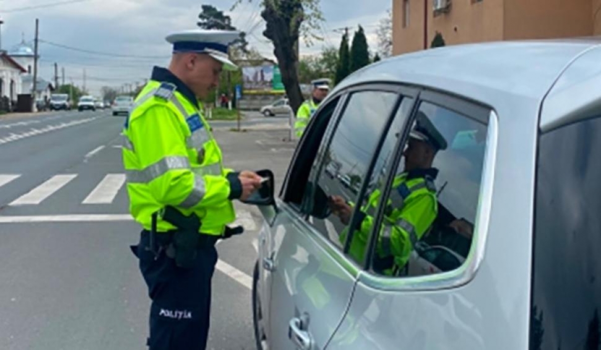Polițist târât de o mașină după ce șoferul a demarat când era imobilizat