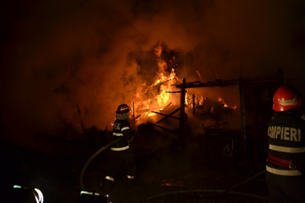 Sute de pompieri luptă împotriva unui incendiu de vegetație în Madeira