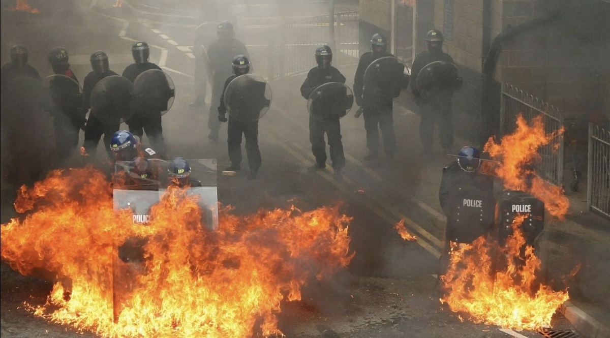 Companiile britanice își trimit angajaţii mai devreme acasă de frica protestelor violente