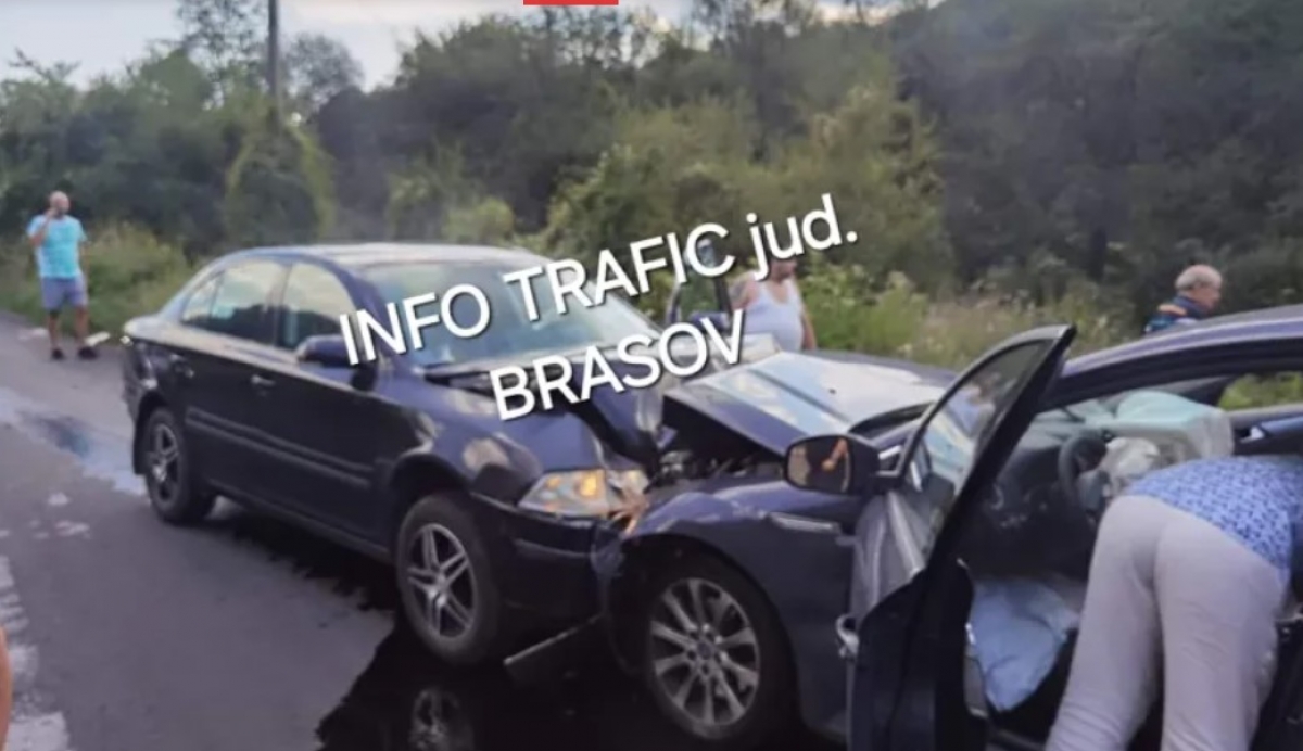 Un bărbat a intrat cu maşina pe un trotuar, lovind un indicator rutier şi un hidrant/ El avea o concentraţie de 0,95 mg/l alcool pur în aerul expirat