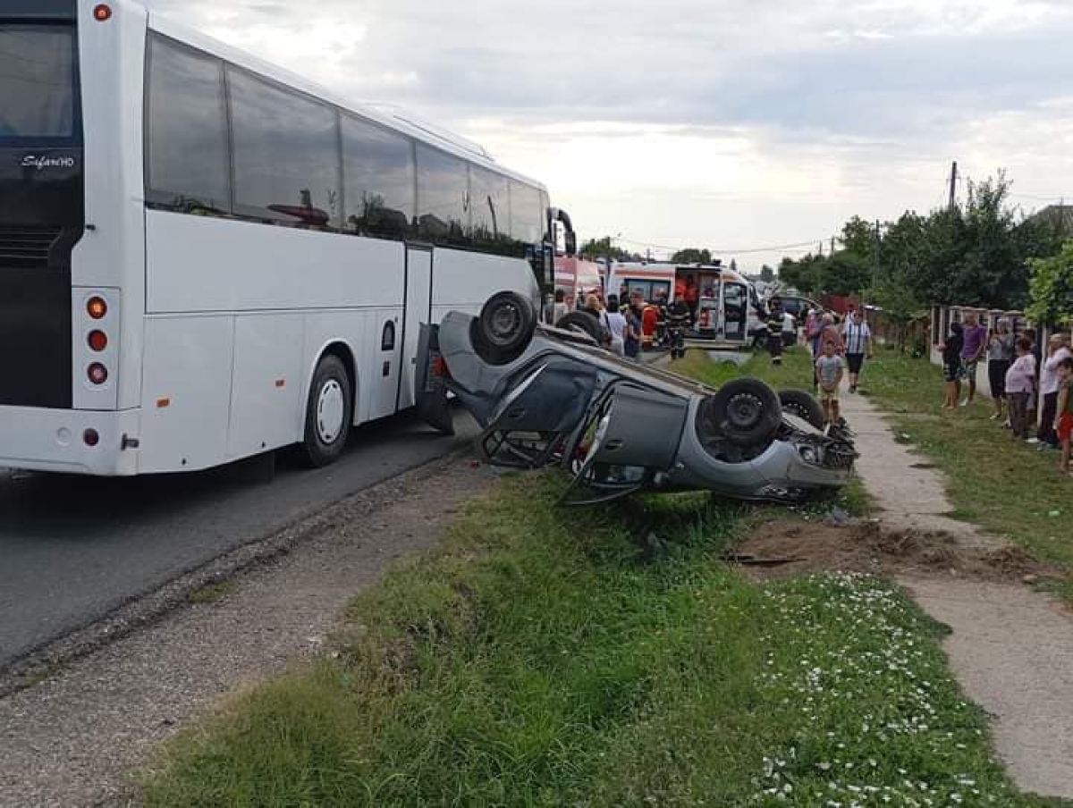 Un autocar în care se aflau 48 de persoane și un autoturism au fost implicate