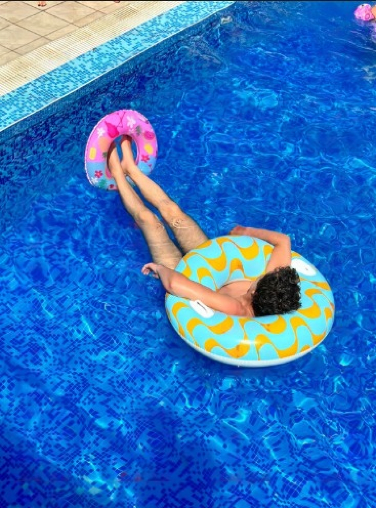 Nicușor Dan, surprins plutind într-un colac colorat, relaxându-se la piscină în concediu în Bulgaria