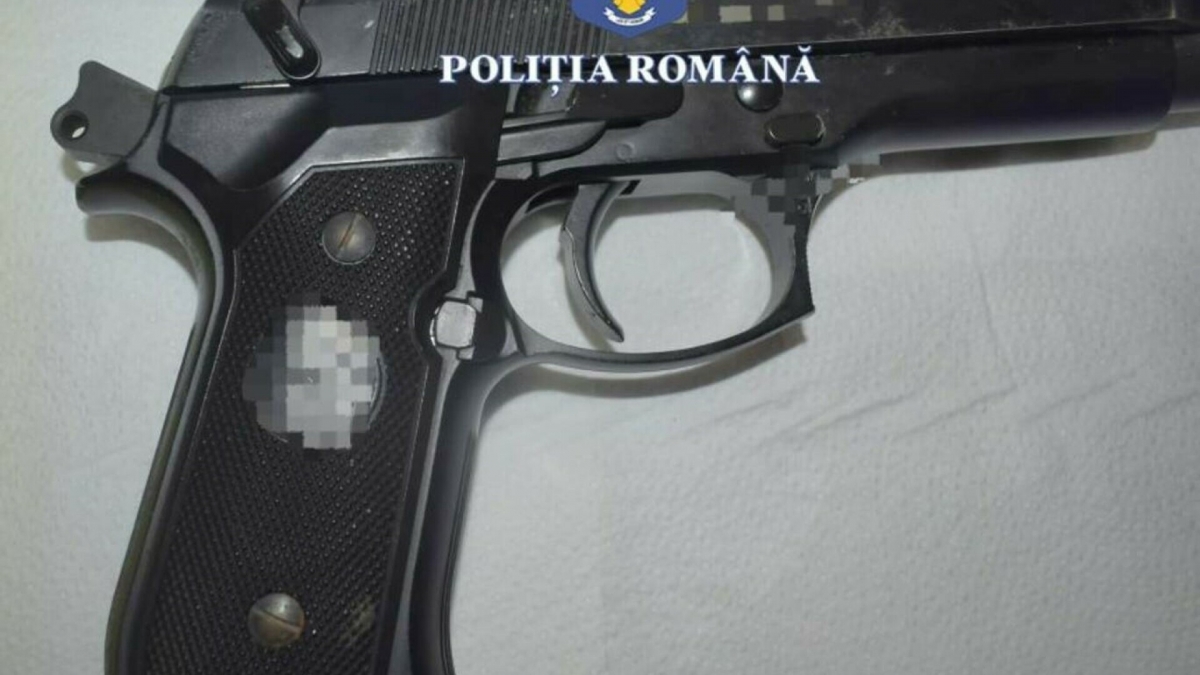 Doi bărbați au tras cu un pistol cu bile în geamurile unui restaurant din Mangalia, apoi au încercat să fugă din țară