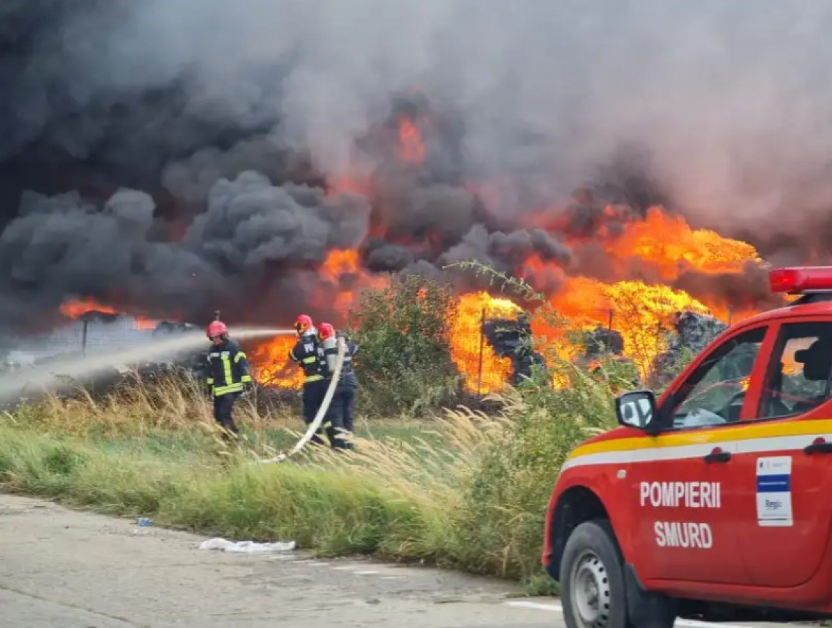 Incendiu puternic pe Autostrada București-Pitești: A luat foc un restaurant
