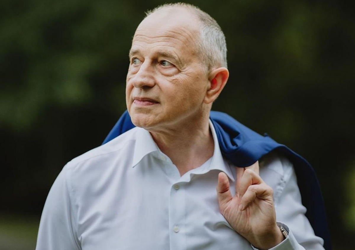 Cum răspunde Geoană acuzațiilor că ar fi 'omul serviciilor' și face o paralelă cu alegerile prezidențiale din 2009