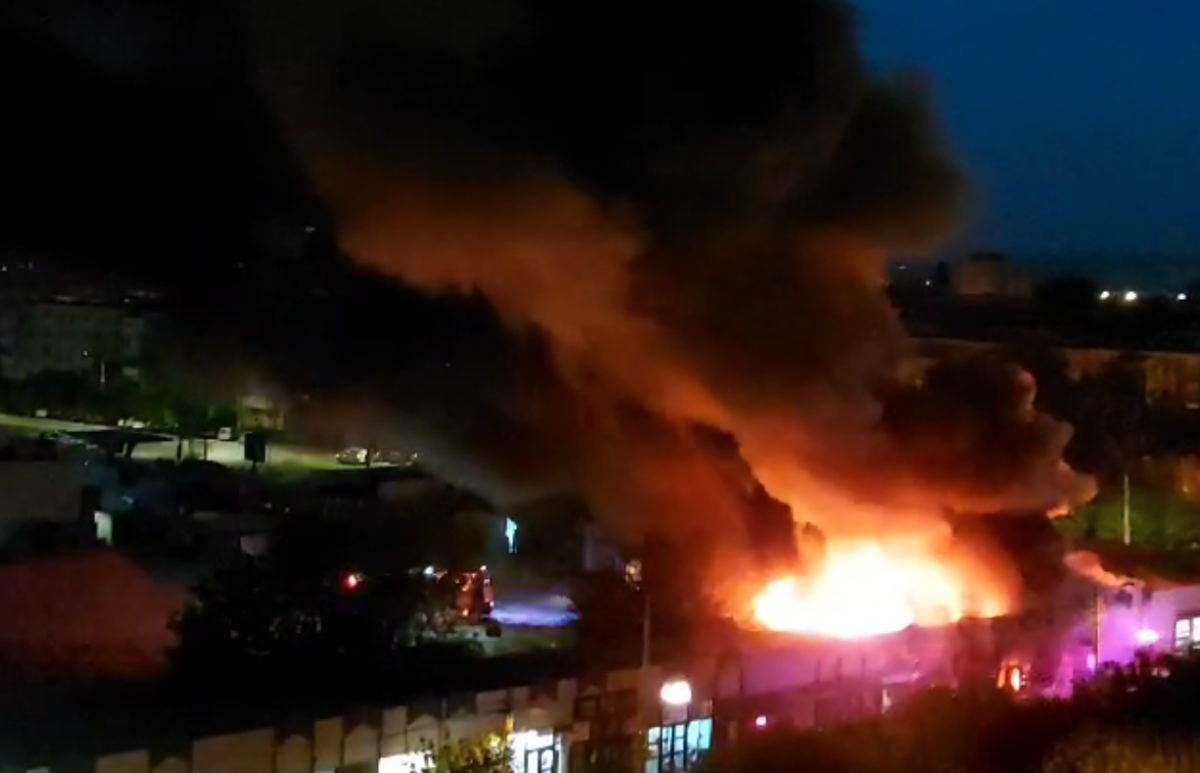 VIDEO Incendiu foarte puternic la un cunoscut lanț de fast food: 4 spații comerciale s-au făcut scrum