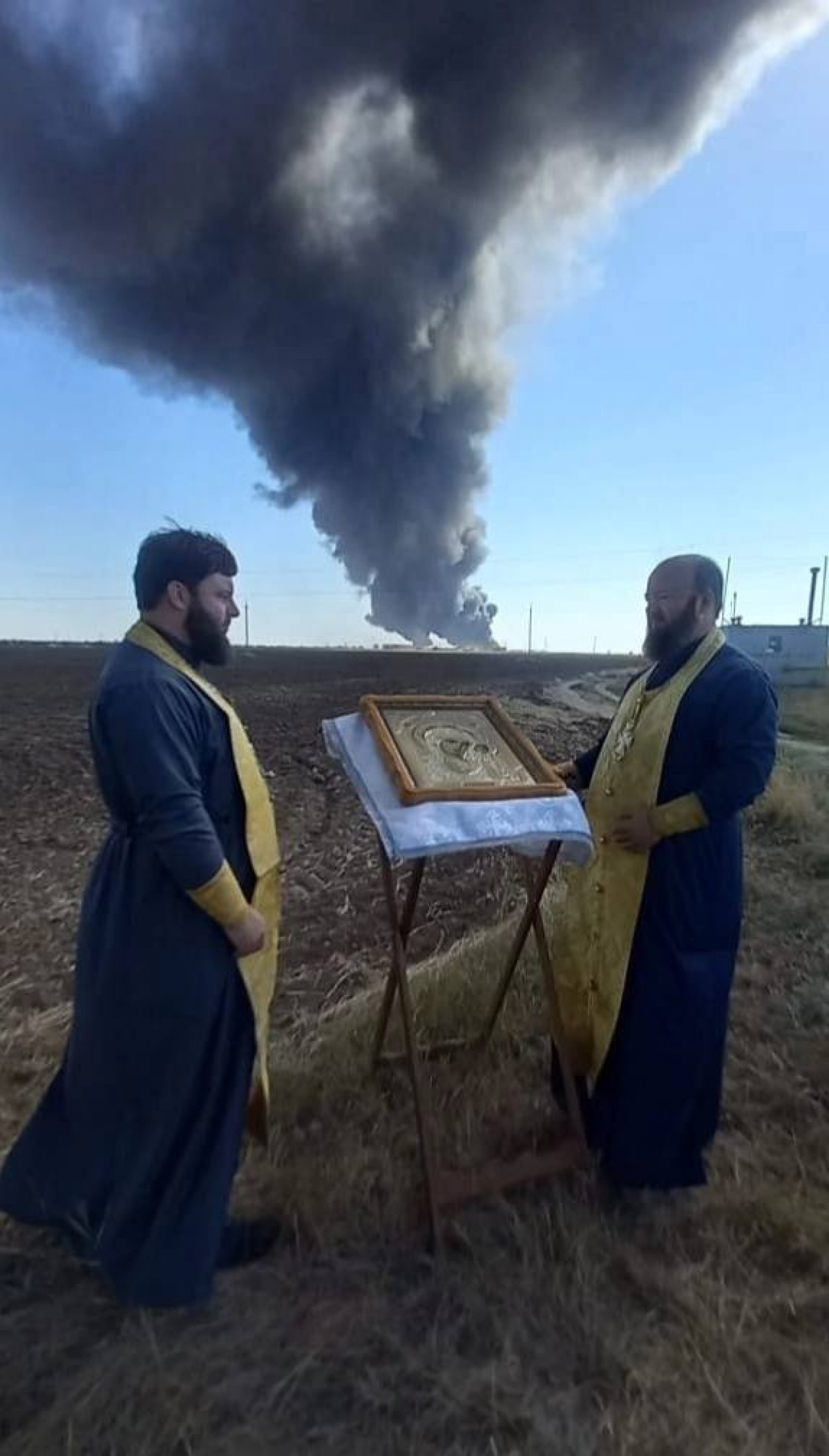 VIDEO Incendiu mare la Rostov: preoţii ruşi binecuvântează maşinile de pompieri