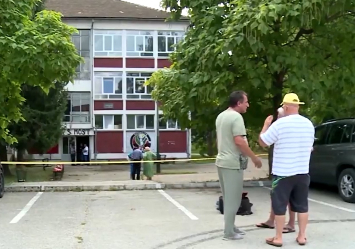 VIDEO Paznicul unui liceu a ucis trei angajați cu o pușcă automată: Era vizat de o procedură disciplinară