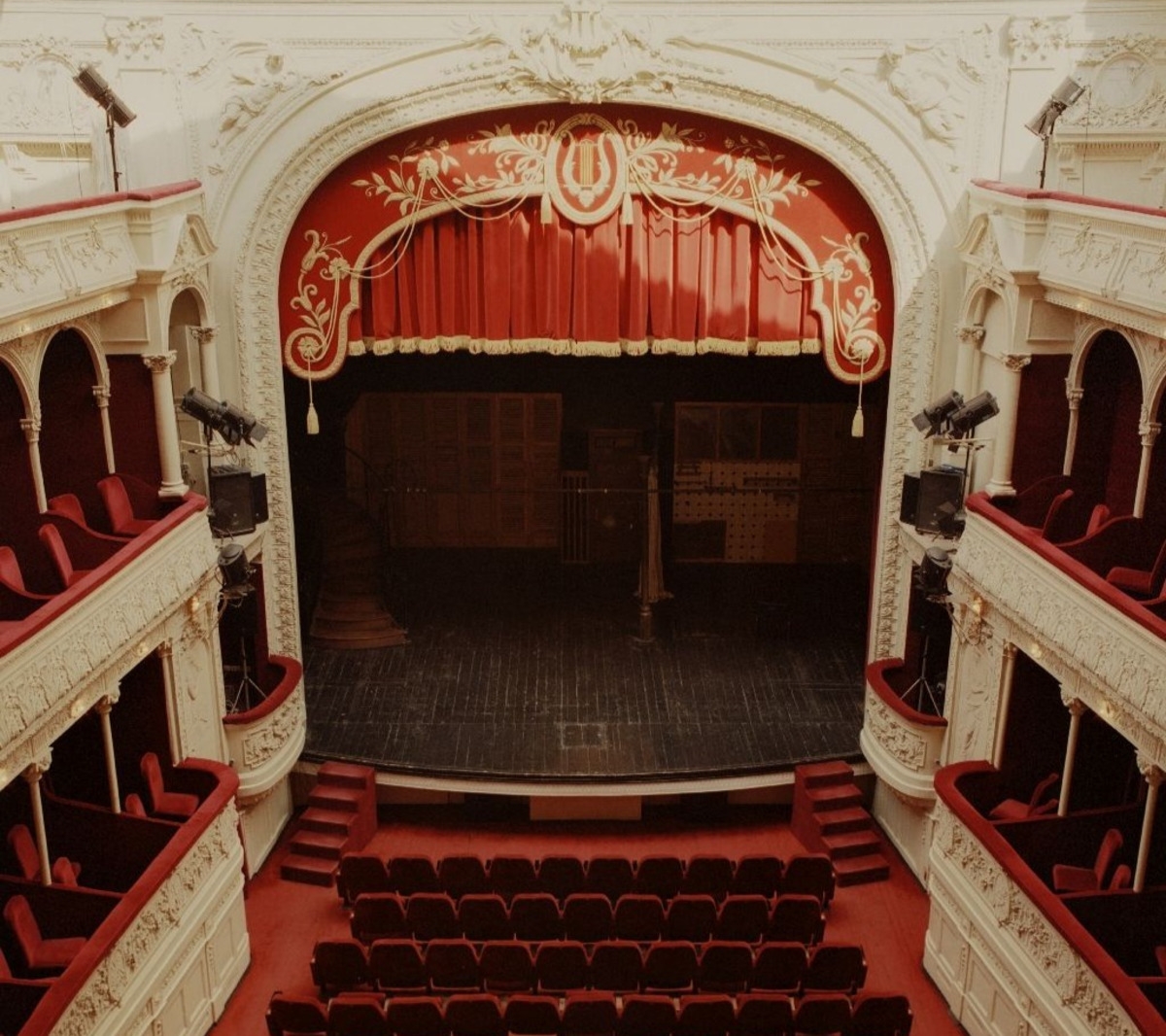 Spectacole în avanpremieră sau în premieră în deschiderea noii stagiuni în teatrele bucureştene
