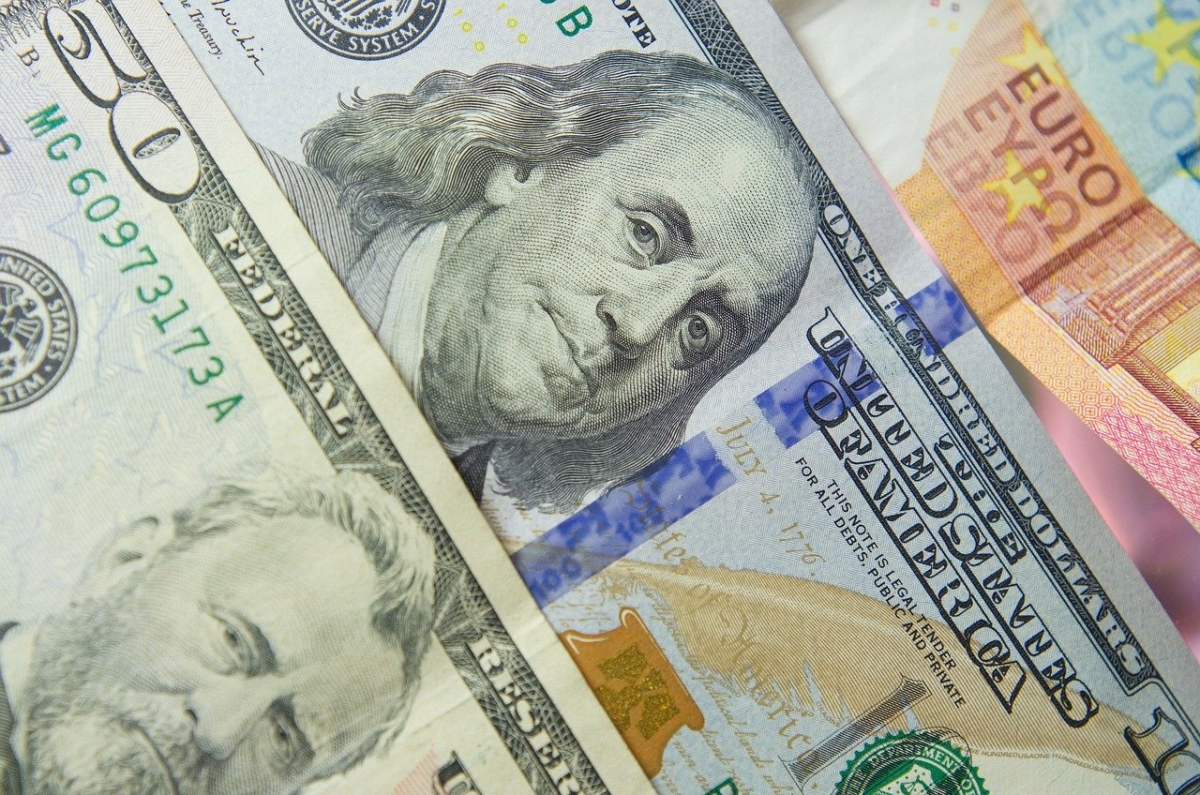 Surpriză de proporții! Dolarul pierde teren în prag de alegeri și ridică euro la un nivel record
