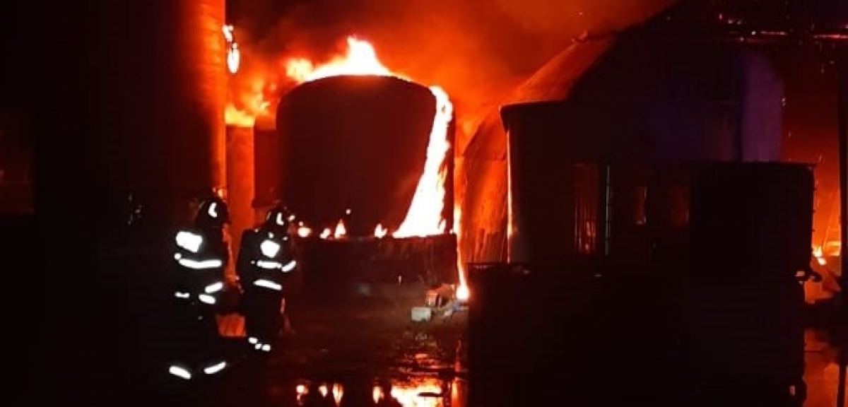 FOTO Incendiu la o hală de procesare a deșeurilor industriale: Nu au fost raportate victime