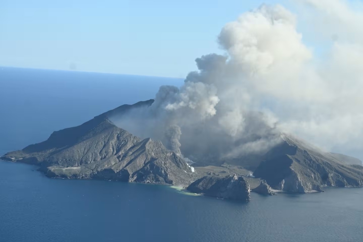 Zboruri anulate după o erupţie vulcanică în Noua Zeelandă