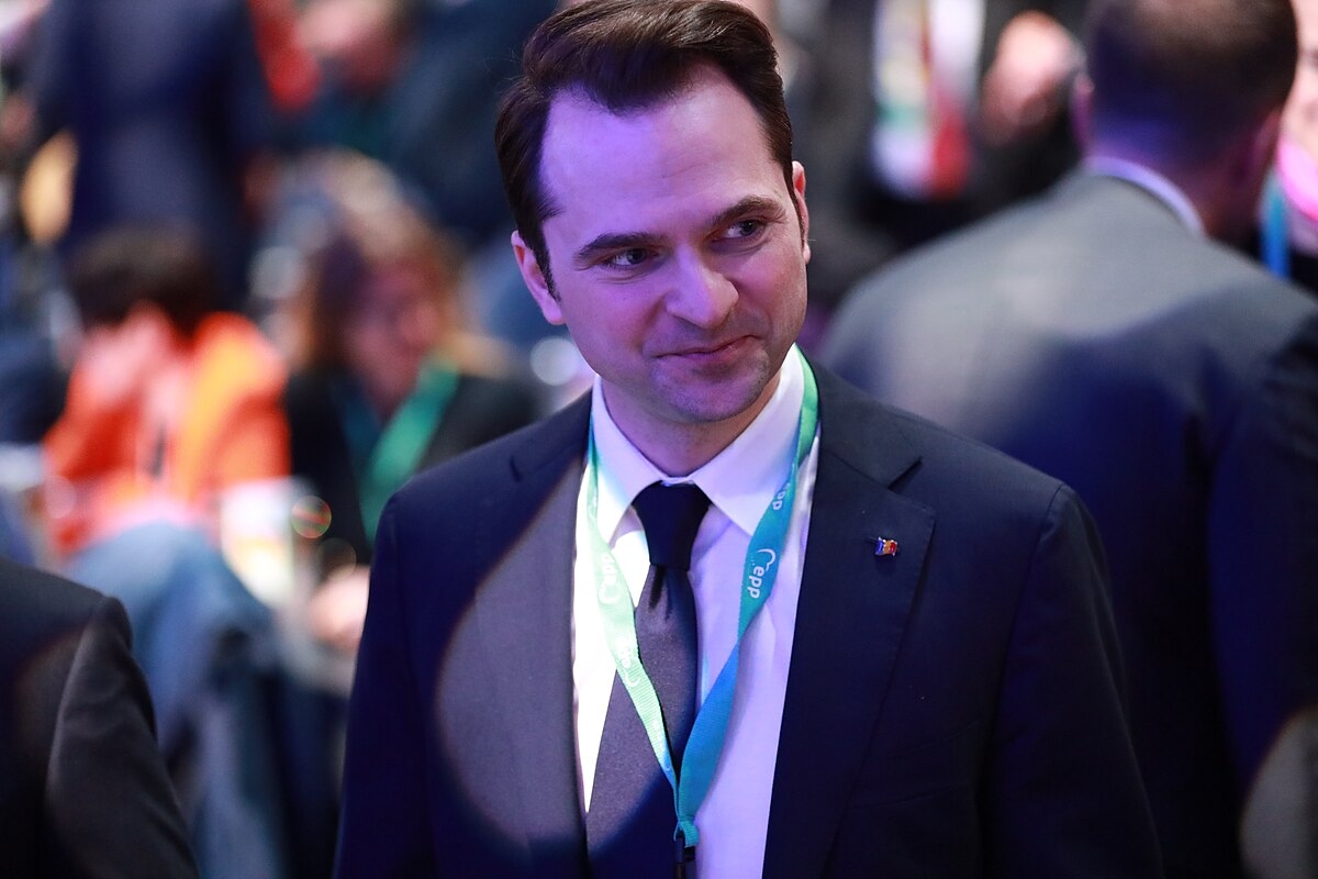 Ministrul Energiei a semnat joi 19 contracte de finanţare privind asigurarea eficienţei energetice în sectorul industrial