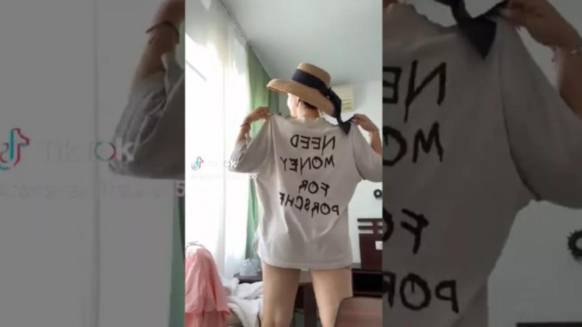 Videoclip controversat cu purtătoarea de cuvânt a Prefecturii Iași. Îmbrăcată provocator, tânăra afișează un mesaj provocator