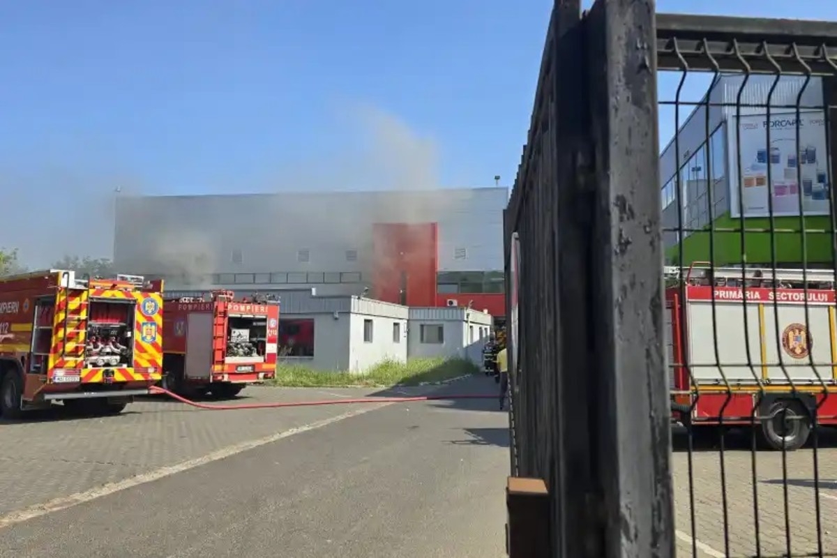 Alertă – Incendiu la o hală din Popeşti-Leordeni: 10 persoane, evacuate