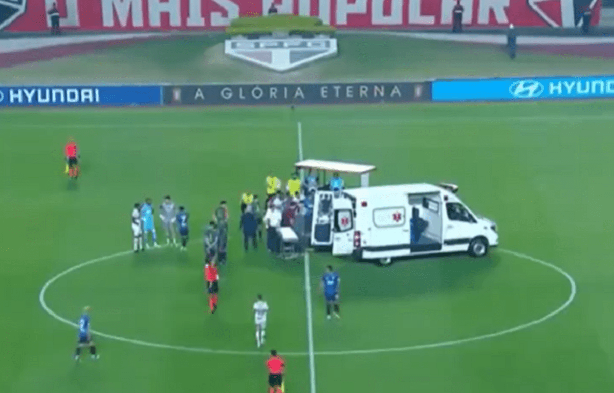 VIDEO Momente de panică la Copa Libertadores: Un jucător s-a prăbuşit pe teren din cauza unei probleme cardiace