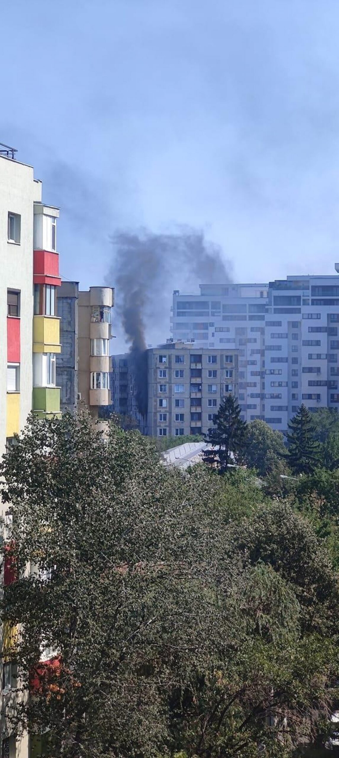 O persoană a murit carbonizată într-un incendiu puternic, într-un bloc din Capitală. Alte 3 persoane au fost duse la spital