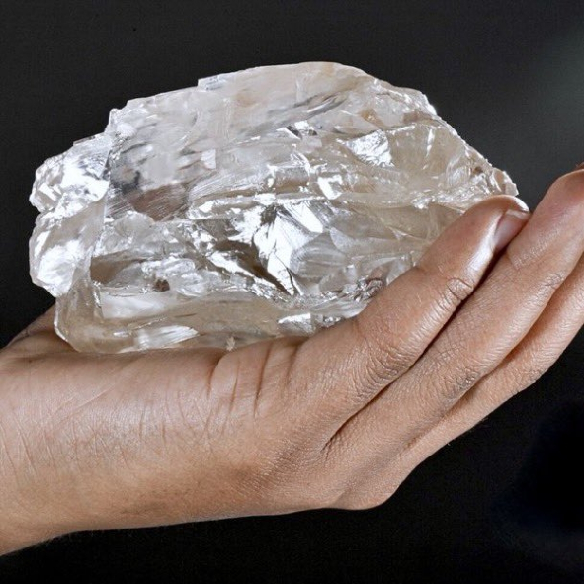 VIDEO FOTO A fost descoperit cel mai mare diamant din lume: are 2.492 de carate și abia încape în palmă