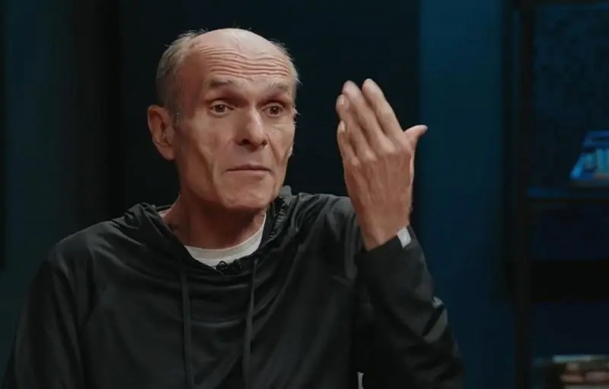 Cristian Tudor Popescu, un critic vocal al actualei conduceri, nu s-a ferit să-l desființeze pe premierul Nicolae Ciucă, descriindu-l ca pe o „nulitate” care a ocupat diverse poziții datorită intervenției președintelui Klaus Iohannis. Popescu susține că lipsa de abilități a lui Ciucă este evidentă și consideră că acesta nu are nimic remarcabil de oferit țării. Comentariile sale sunt o reflexie puternică a frustrărilor multor cetățeni față de managementul actual, punând accent pe nevoia de lideri competenți și nu doar pe numiri politice. Critica adresată lui Ciucă nu este decât o artă a dezvăluirii deficiențelor sistemului de conducere actual.