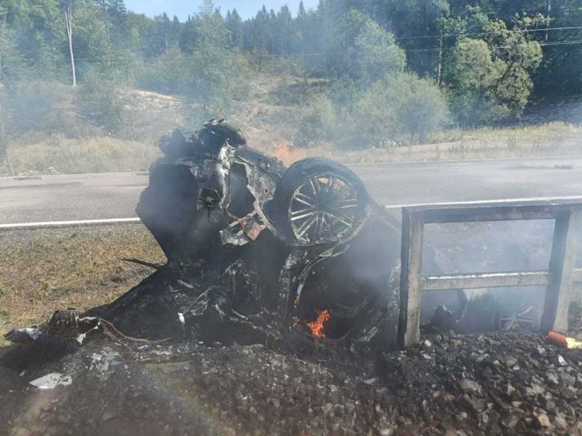 VIDEO FOTO Accident spectaculos în judeţul Suceava: un autoturism s-a răsturnat şi a luat foc