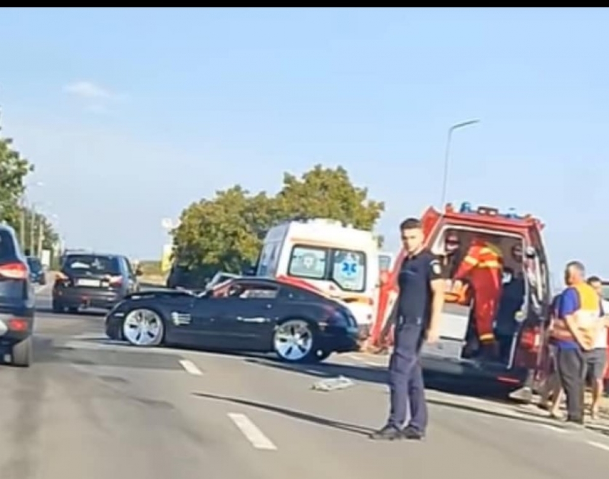 Accident în lanţ în care au fost implicate patru autovehicule, inclusiv o maşină a Poliţiei. Nouă persoane au fost rănite